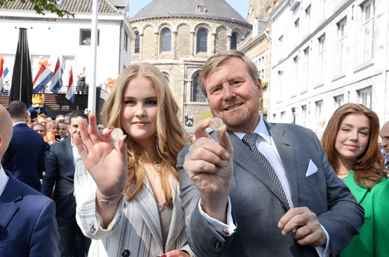 荷兰国王过生日街头成了橙色的海洋荷兰人为什么喜欢橙色