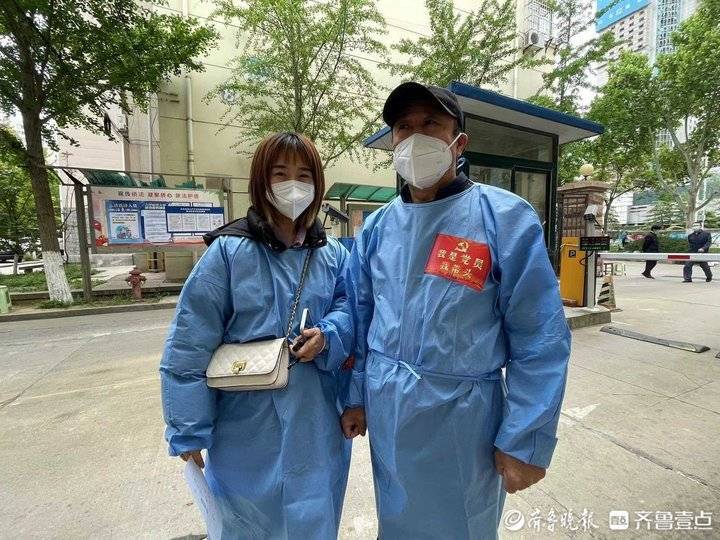 “萌爸”“萌宝”齐上阵，千佛山社区检测点有这样一对父女组合