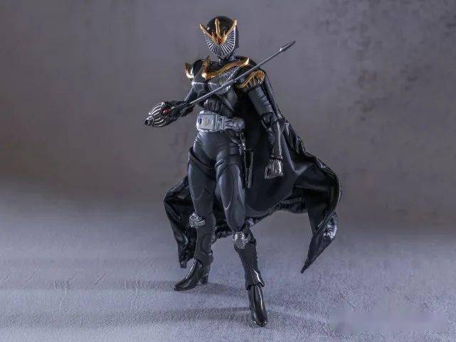 和原型相比反差感最大的是假面骑士白鸟,白鸟是白天鹅主题的骑士,洁白