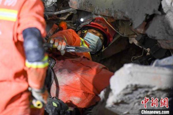 从发现到救出被困者用了26小时，长沙自建房倒塌现场救援为何如此艰难？