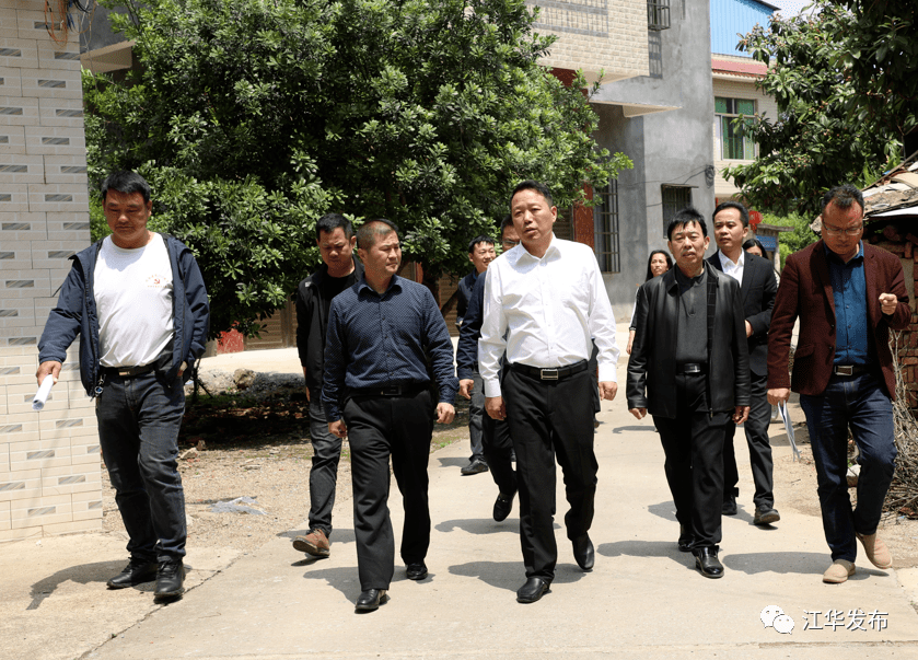 5月2日,县委书记段贵建带队就疫情防控,自建房建筑安全和早稻生产等