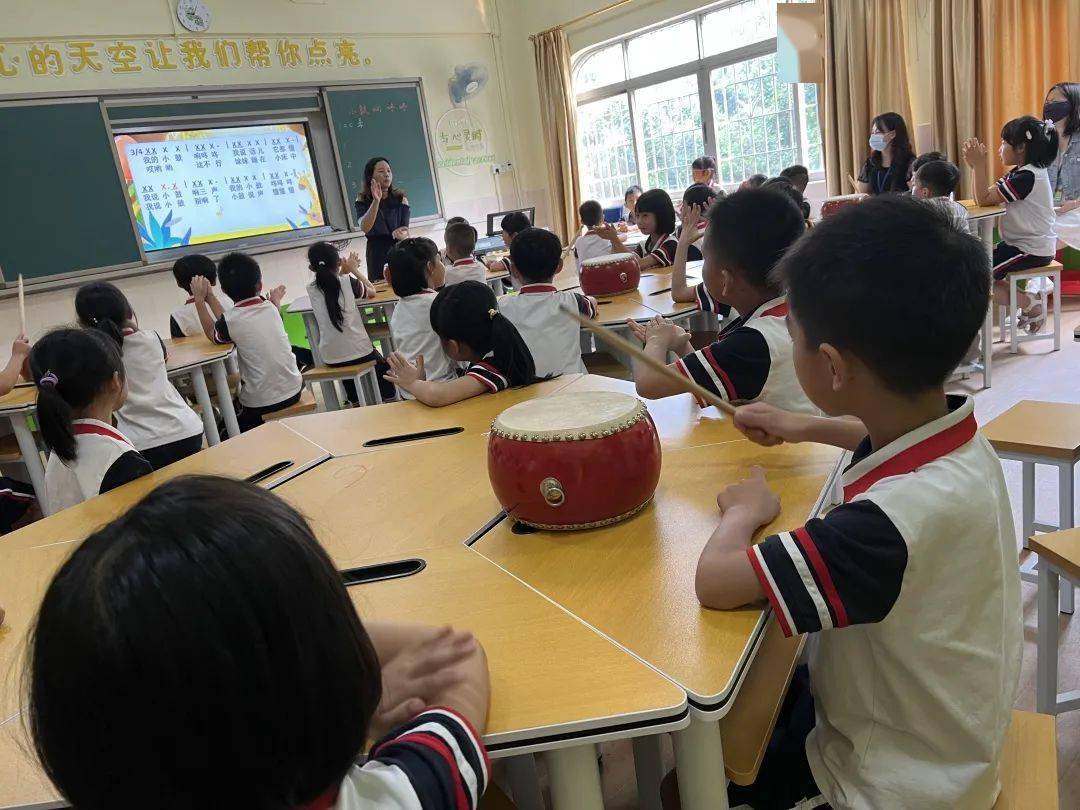 本节课在视频《雪龙吟》视频导入后,使得学生们兴趣倍增.