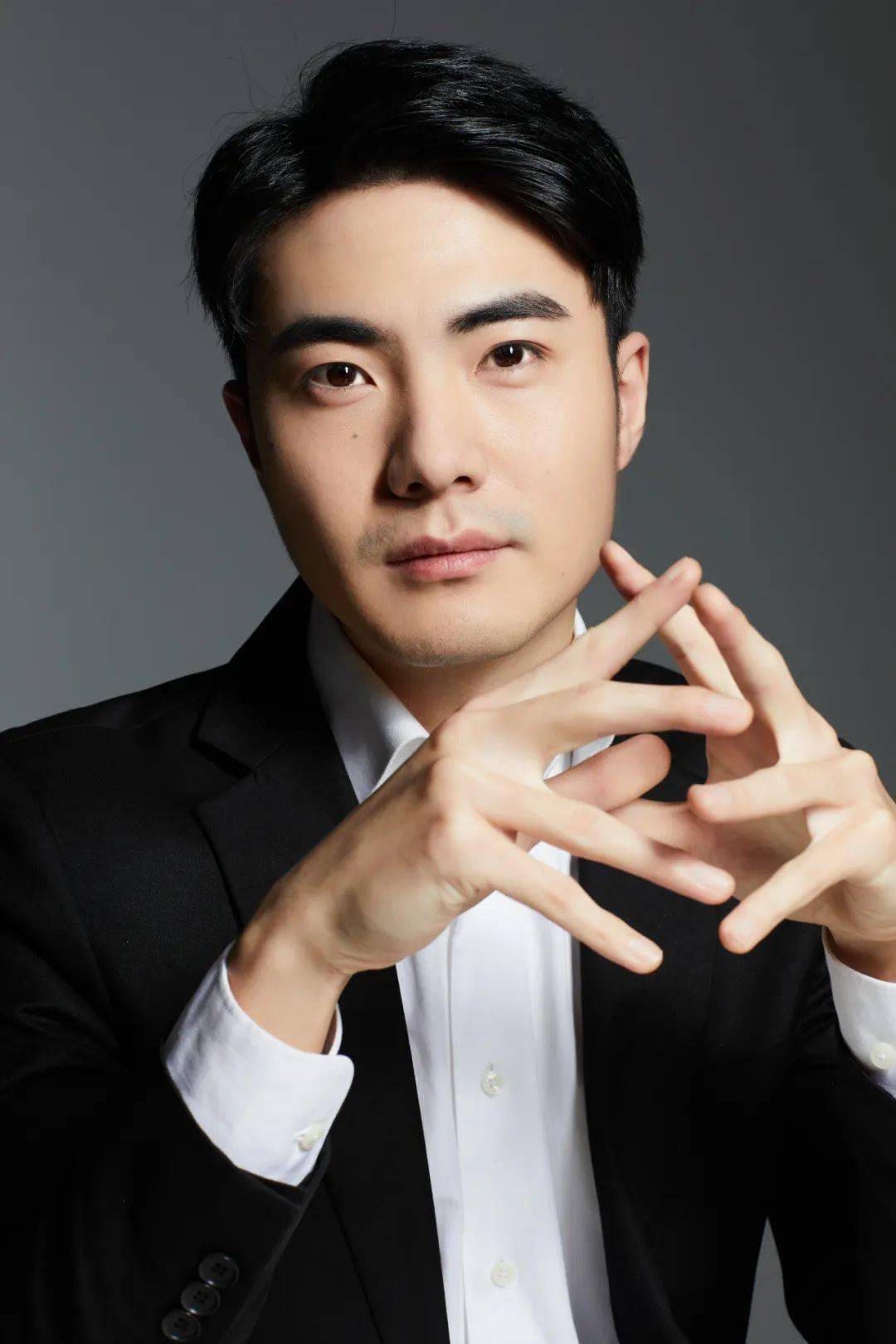    滑动查看艺术家简介及曲目单 >>王子翔着重研究