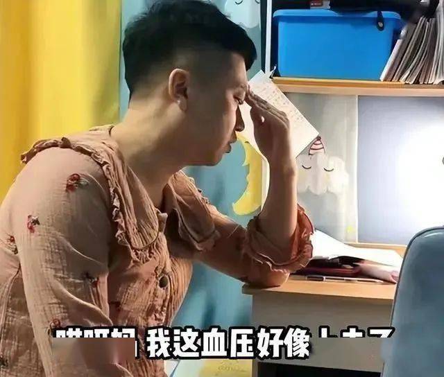 爸爸辅导三年级的儿子写作业结果被气到挠头睡衣成为全场焦点