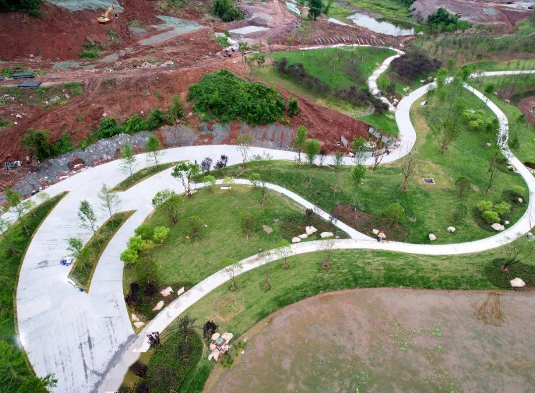 湖水碧波盪漾▲鳳棲湖水利及公園工程項目施工現場