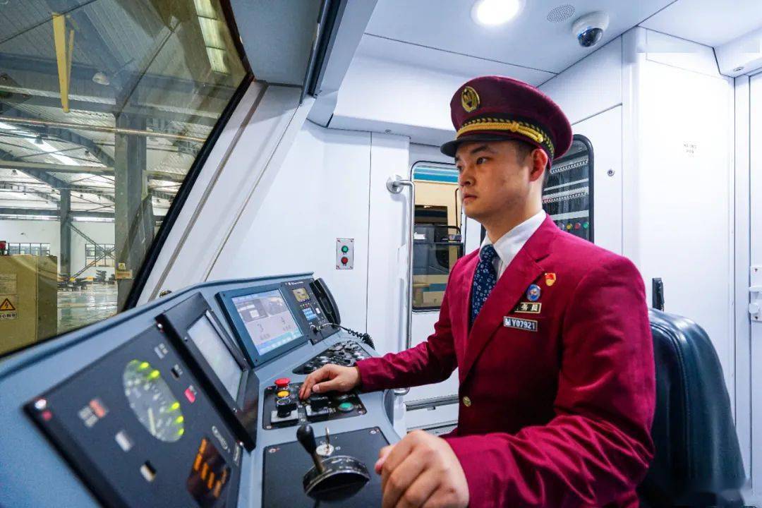 十佳青年五星乘务员程雄勇攀高峰追逐璀璨地铁梦