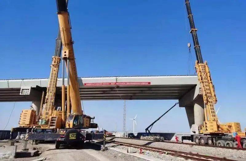 滨州g228丹东线滨州段跨滨港铁路桥钢箱梁吊装施工完成