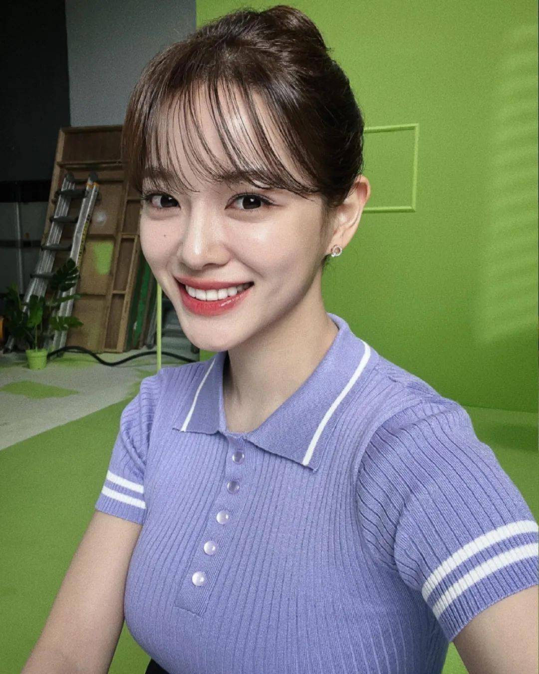 来看看爱足球的韩国甜妹儿