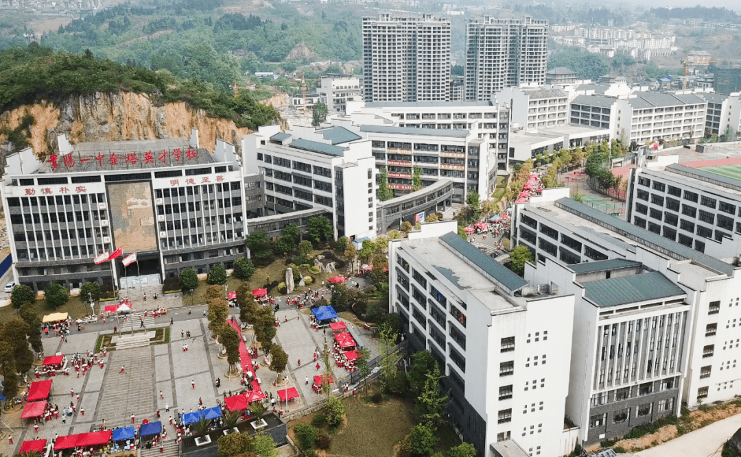 在一阵阵的叫卖声中,位于大方县贵阳一中金塔英才学校的校园内,学校