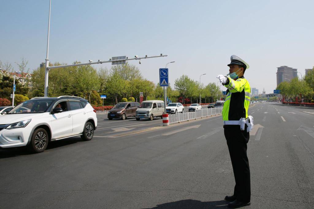 黄岛交警用坚守诠释最美劳动者