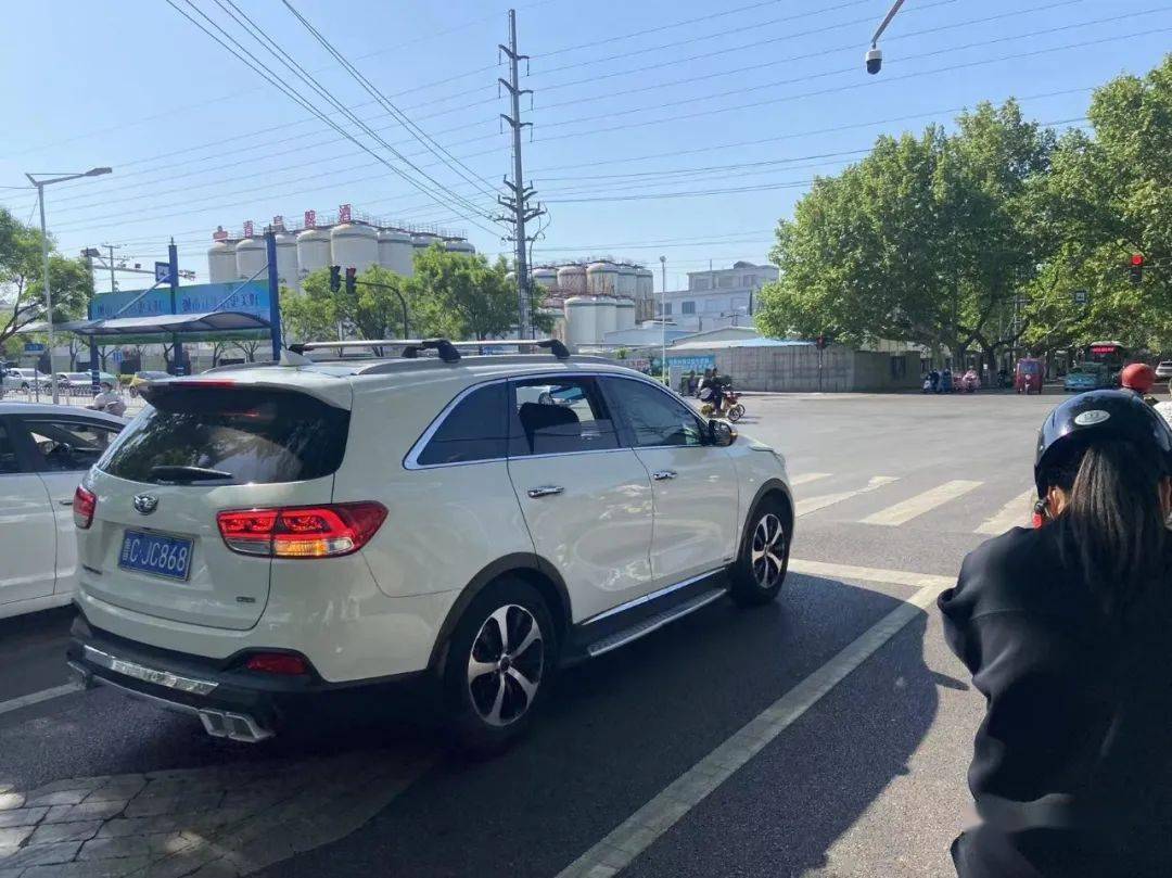 電動車過這個路口像是在渡劫