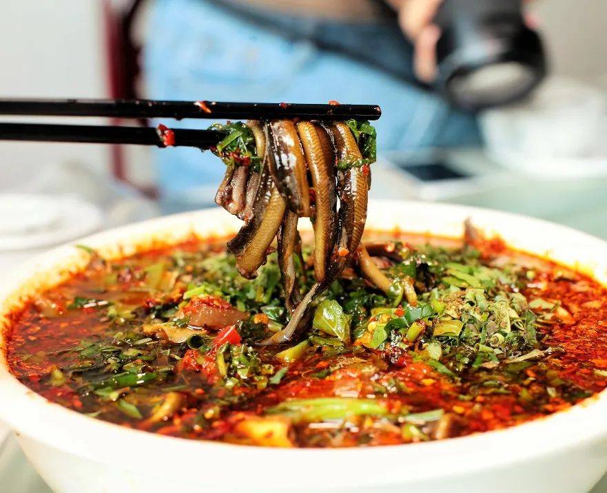 摄影/九吃鳝丝的做法有点像水煮鱼,做好后起锅盛