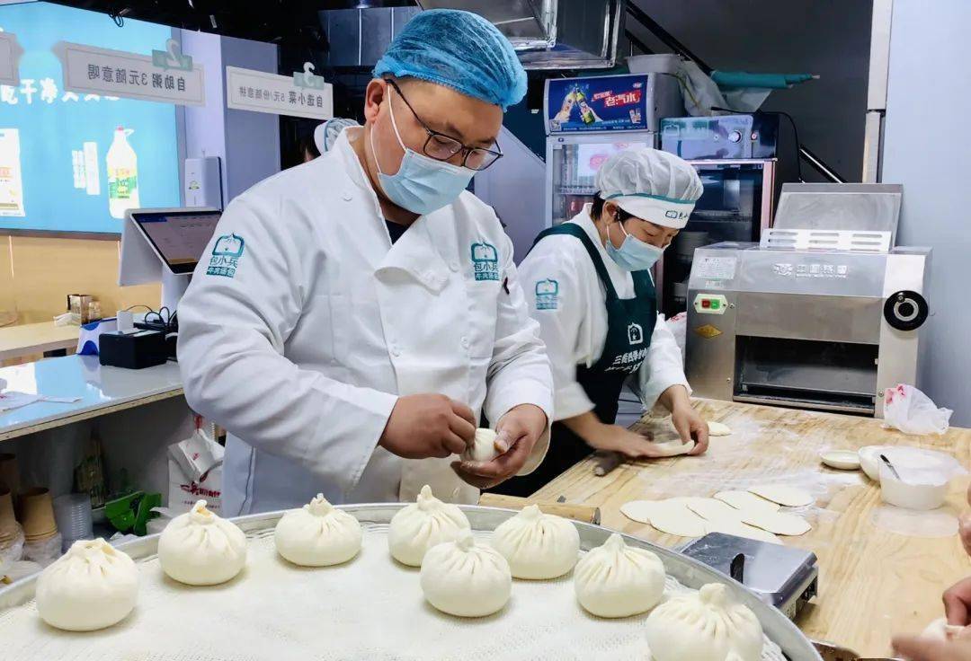 年轻人向前冲,幸福是靠奋斗出来的_高振波_服务_包子