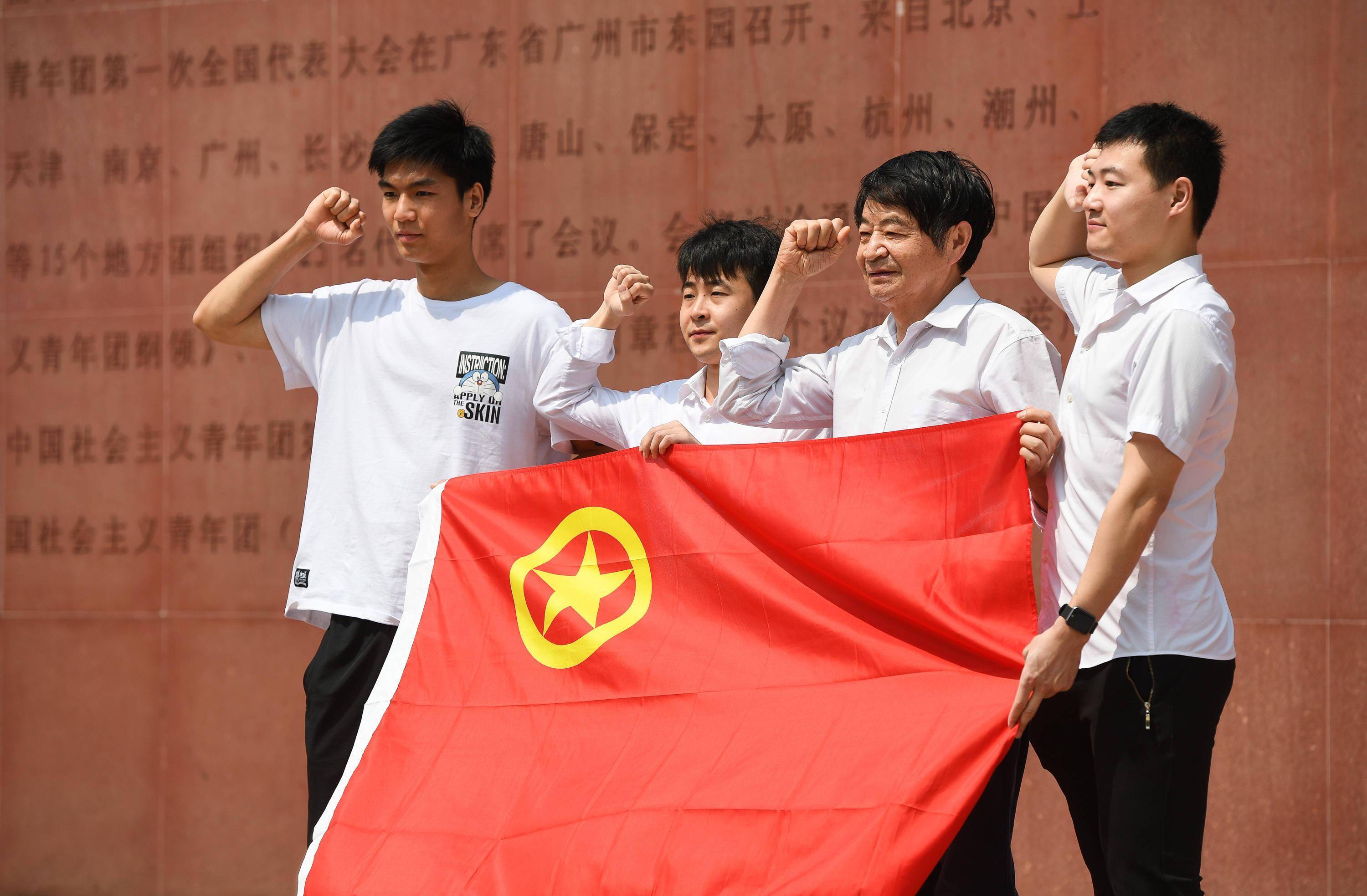 团一大会址穿越百年时空相逢