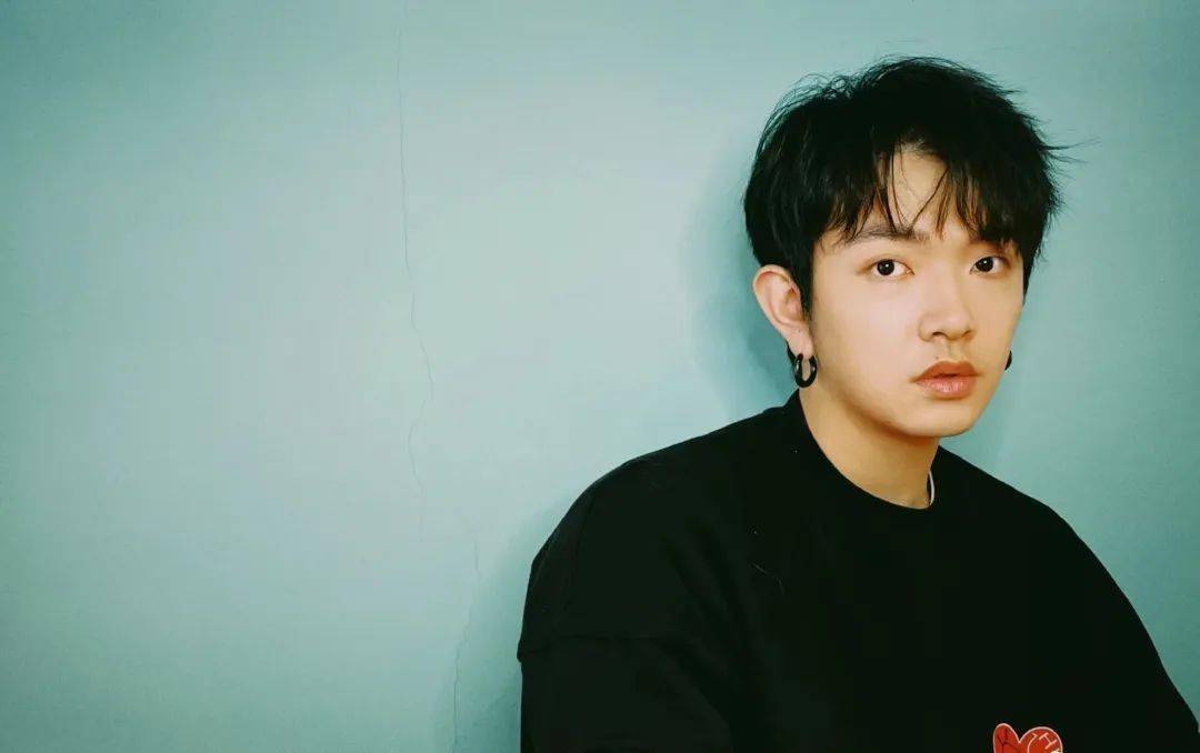 〈夏夜最后的烟火〉由陆菱纱作词,史晓天作曲,颜人中演唱,发行于