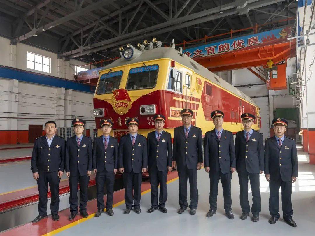 包头西机务段"共青团号"机车组是全路首个被命名为"共青团号"的机车组