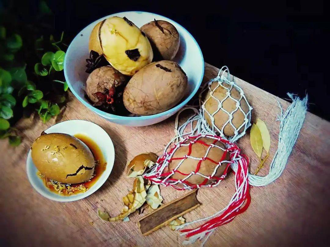 立夏除了吃鸡蛋,还会"挂蛋",挂蛋就是用五颜六色的编织袋或者是毛线织