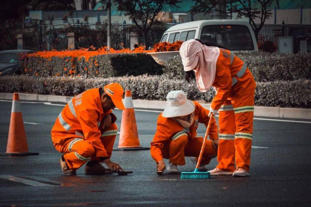 著掃帚奔波在大街小巷當大多數人還沉浸在夢鄉中披星戴月歸晨曦朝露去