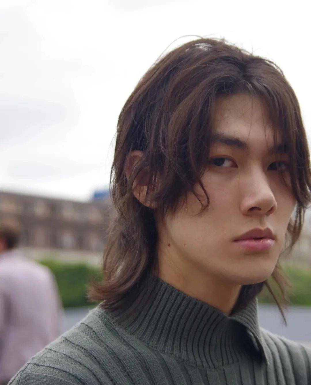 日式男生中长发型图片