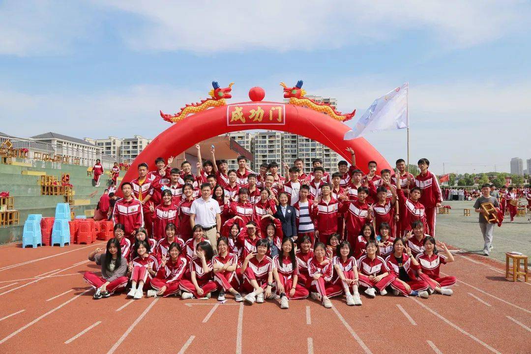 激扬青春多壮志,砥砺奋斗绘人生 ——兴国中学举行2022届高三学生成人