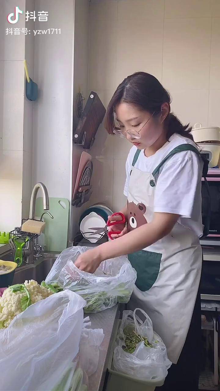 全职妈妈被留在家里一个人看这电视吃晚餐太爽了宝妈日常vlog记录真实