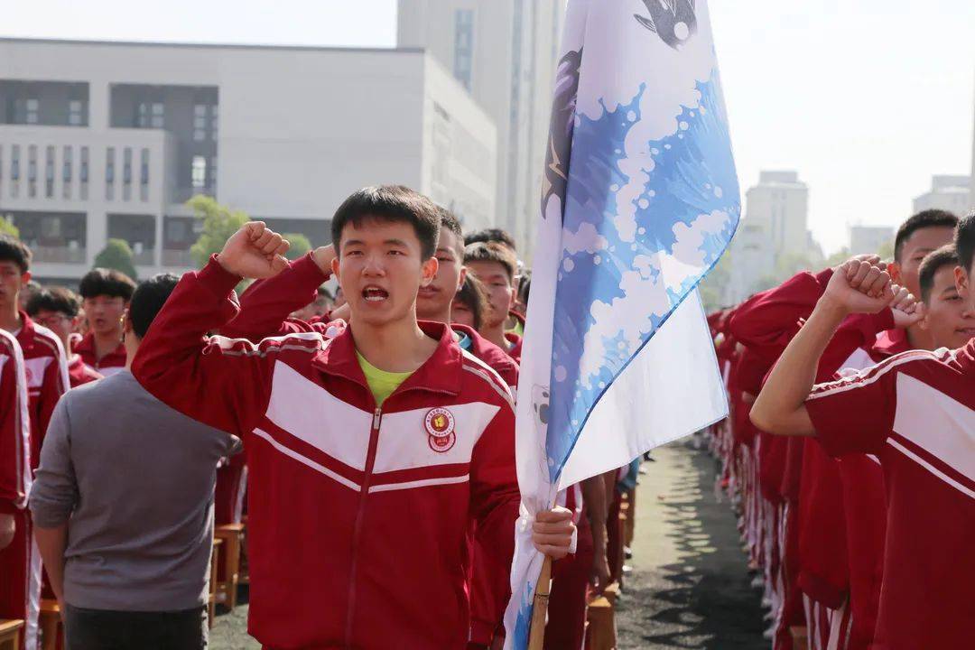 激扬青春多壮志,砥砺奋斗绘人生 ——兴国中学举行2022届高三学生成人