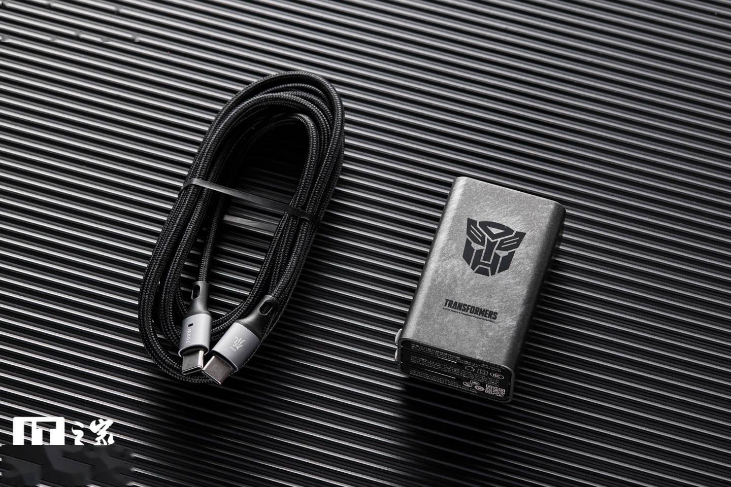 it之家开箱红魔12065w氮化镓变形金刚战损版充电器图赏