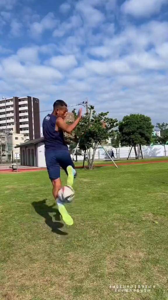 唯有足球不可辜负睿茵青训足球足球训练足球教学你们要的彩虹过人来了