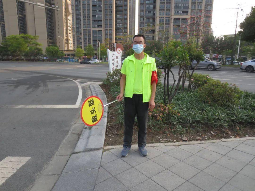 赤诚守护驻心田家校情深映蓝天