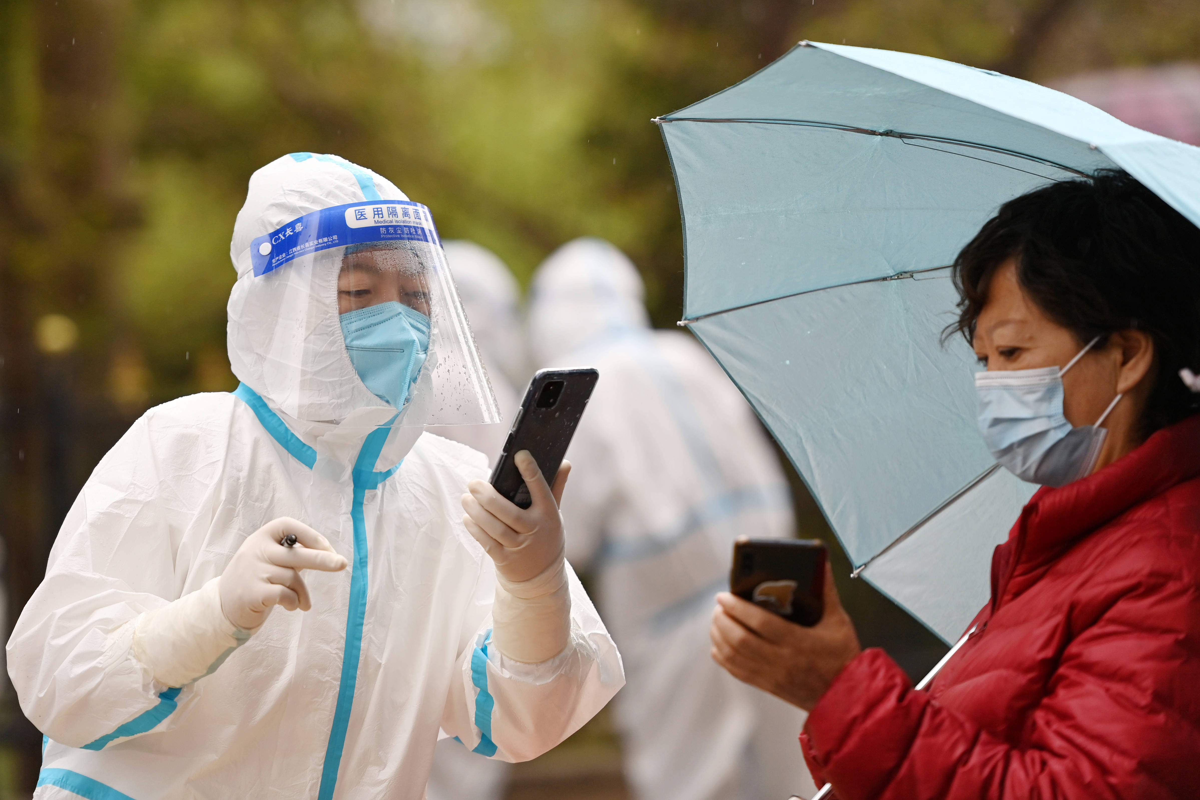 西宁雨中核酸检测秩序井然