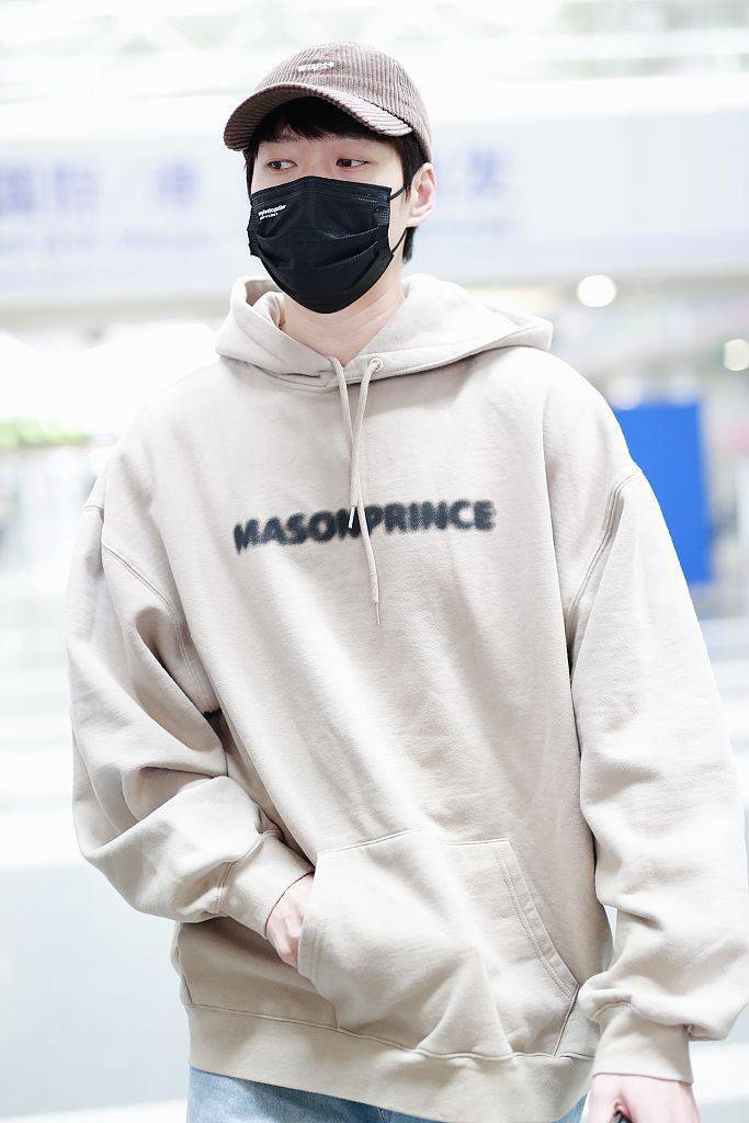 魏大勋身穿浅咖色字母印花连帽卫衣 搭配破洞牛仔裤休闲随性_运动鞋