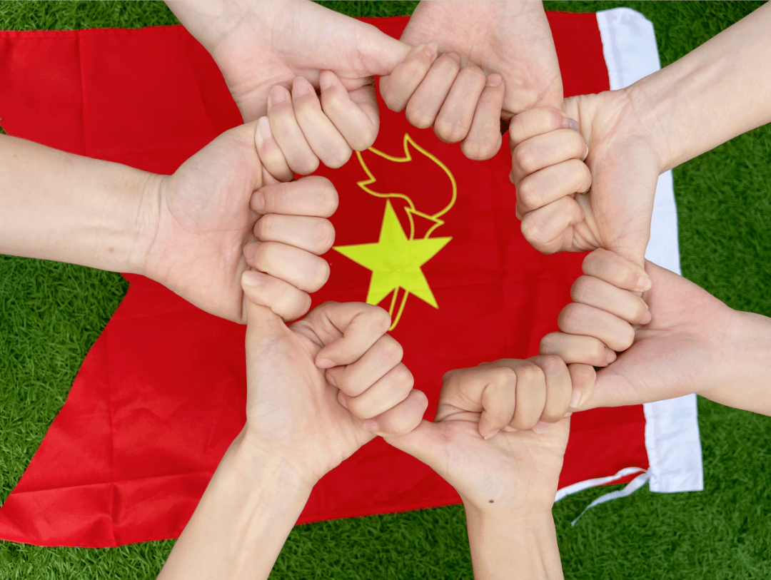 成立100周年献礼向中国共产主义青年团以"我和与团旗队旗共合影"的