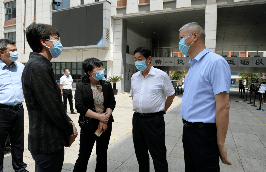 安全——苏州市教育局局长周志芳一行督查石湖中学校园复课准备工作