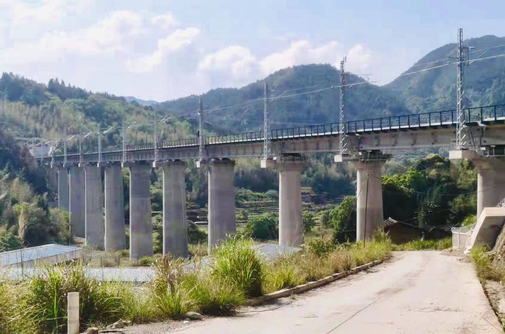 途经14个革命老区县兴泉铁路全线铺轨贯通