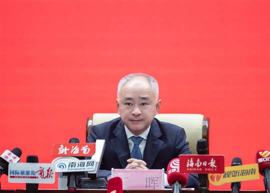 市长丁晖先生,中共海口市委常委,副市长孙波先生,海口市政府秘书长