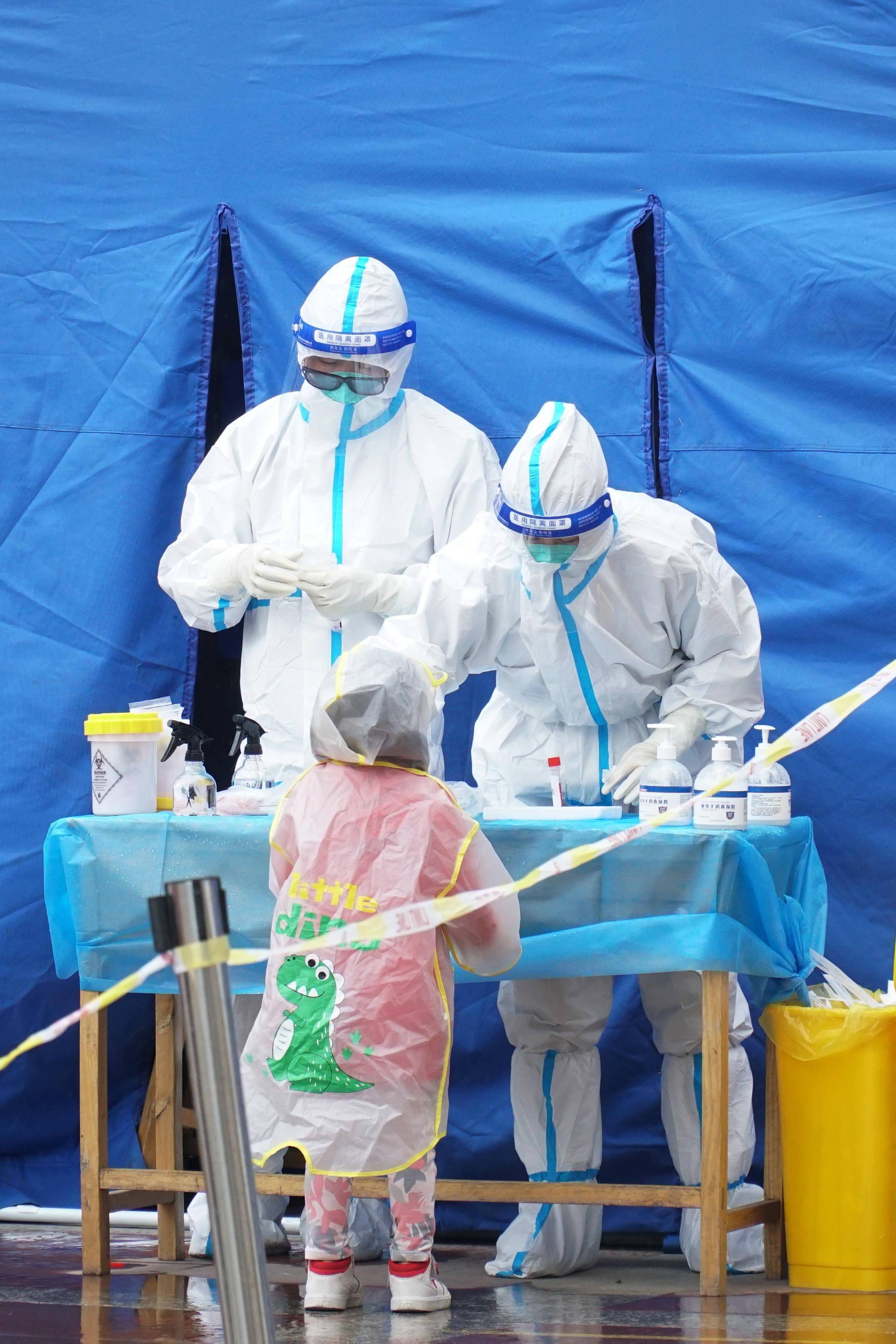 西宁雨中核酸检测秩序井然