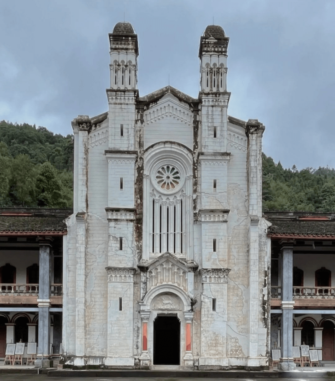 距离彭州市区1小时左右车程的白鹿音乐小镇藏着一座神秘,古典的白色