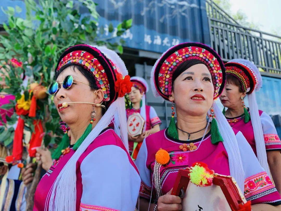 白族调,霸王鞭,唢呐演奏…在欢快热烈的迎宾曲中,白族人民跳起舞蹈