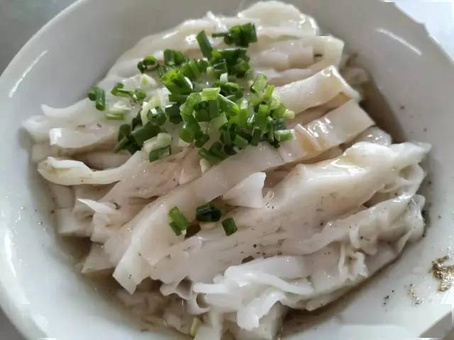 在广西东南部的北流市人们最爱的早餐是石磨捞粉