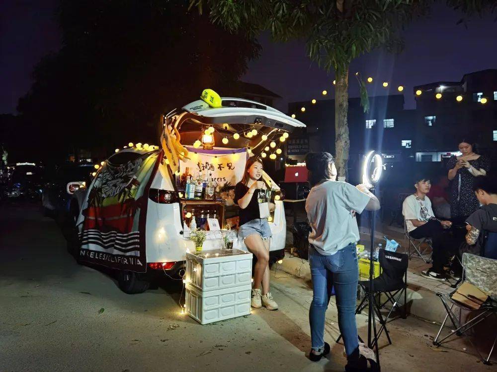 超in汽车后备箱集市!点亮百色夏日"夜经济"_夜市街_市民_奶茶店