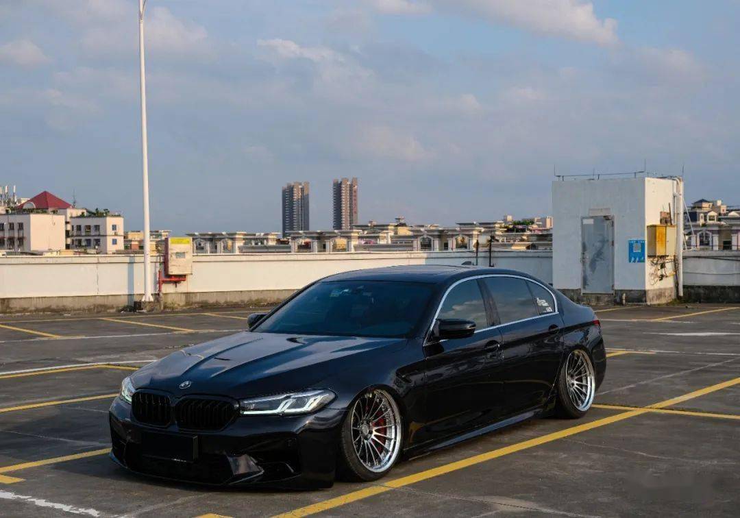 干净素雅的姿态宝马5系果然低趴才是这类车的归宿