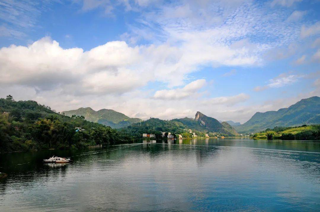 石門溶洞 圖/融安石門仙湖景區進入景區,浩渺的水庫風光便讓人心境