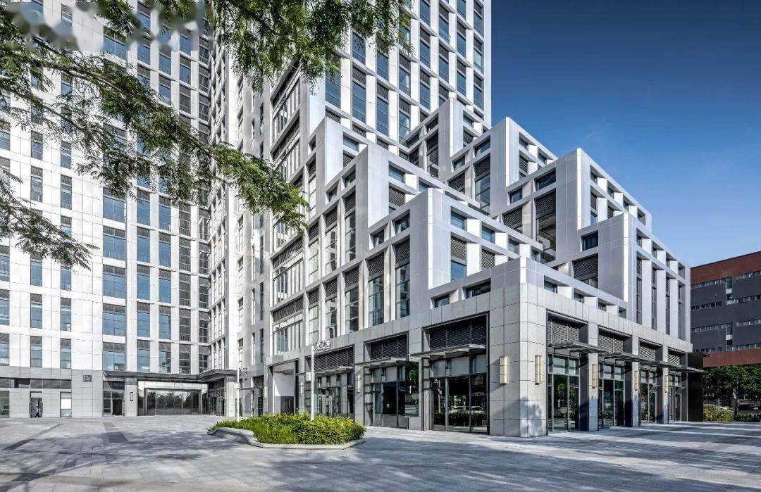 产业用房退台将商业引入广场内部,最大化商业界面.