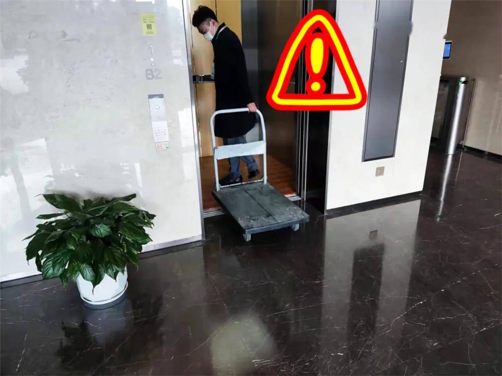 每天上万人通行,极难防止人员阻门,超重运行,电梯溜梯,异常行梯等情况