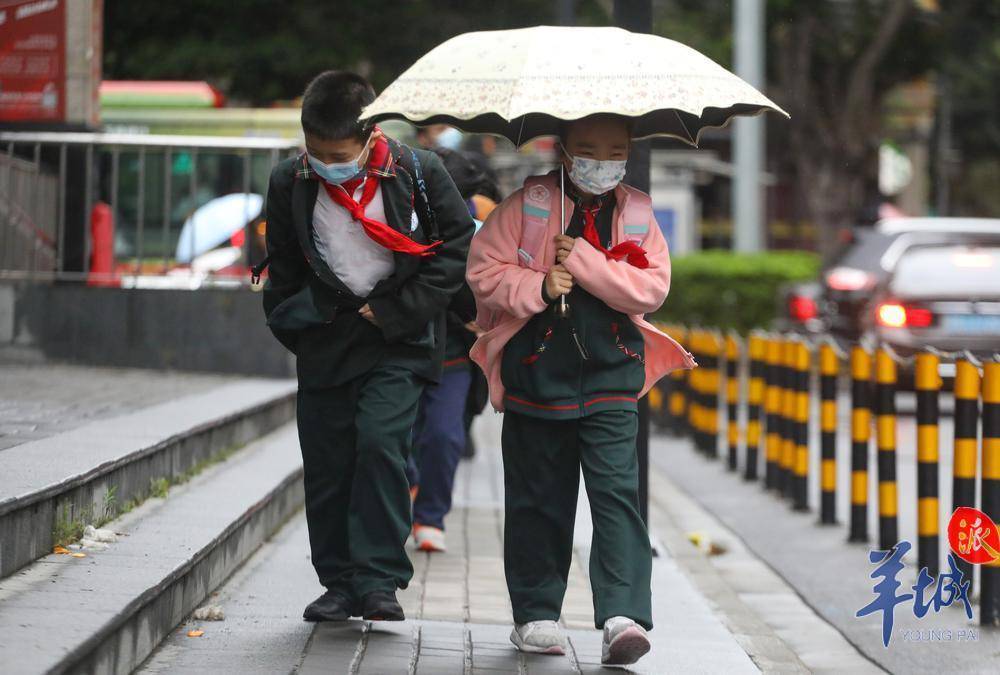 每當下雨與中小學幼兒園上學放學時間