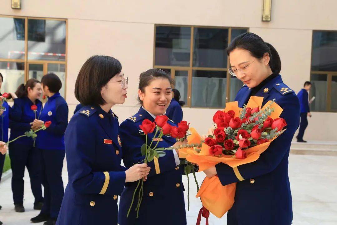 戳→烟台最美职工有多美_肖聪_救援_服务