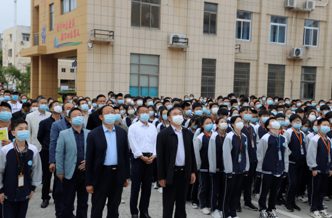 【文明校园】市第三中学:举行文明班级升旗仪式 擦亮