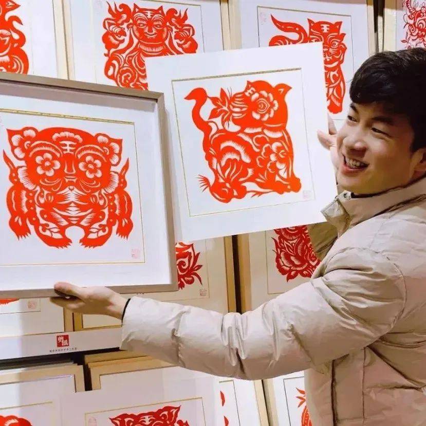 90后洛阳小伙,一把小剪刀,剪出大世界_畅杨杨_剪纸_孟津