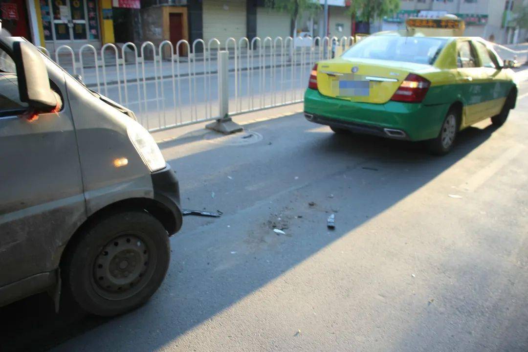 平凉发生3起车祸!致6人受伤._安全带_李某某_曹某某