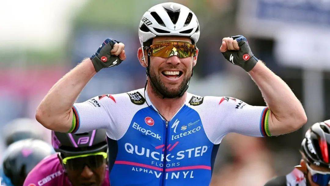 在本届环意s3赛段,马克·卡文迪什(mark cavendish)在终点冲刺中力压